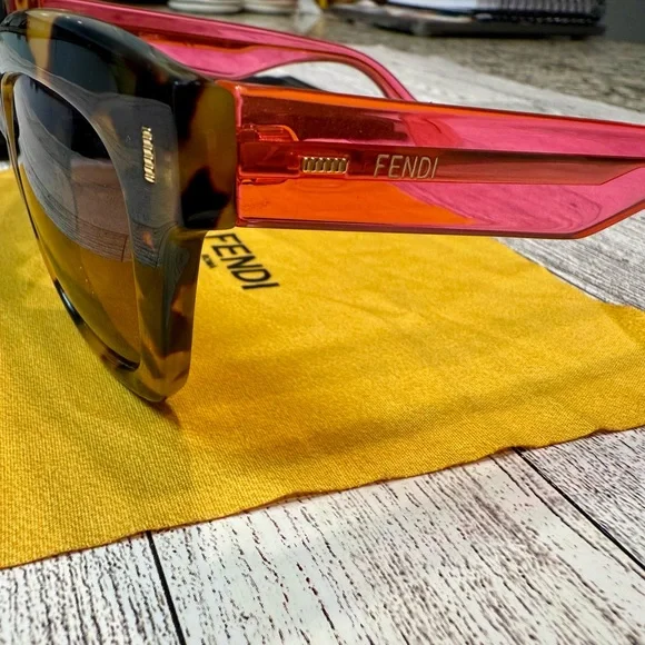 Fendi FF025/S brown tortoise plastic frame w/ neon pink  display picture 1